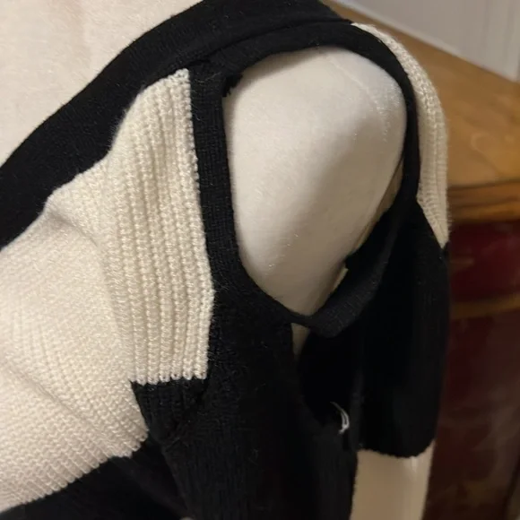 Black and white sweater - Picture 2 of 6